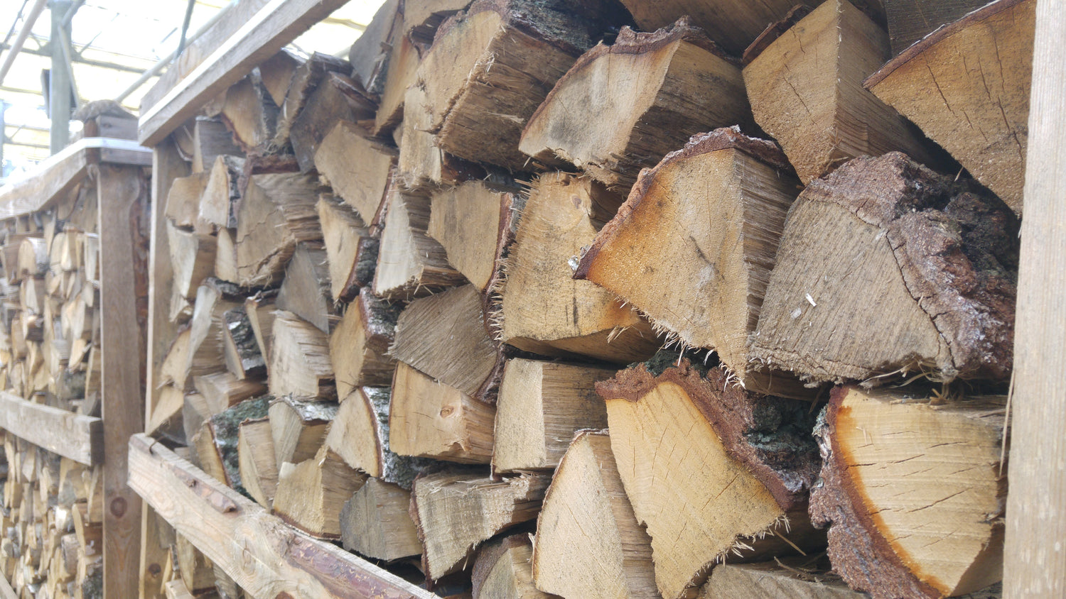 Ovengedroogd strak gestapeld haardhout op een pallet